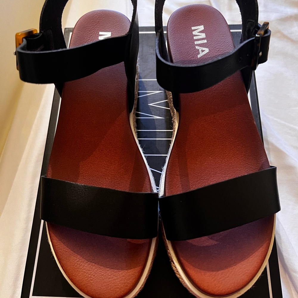 Mia sandals size 8